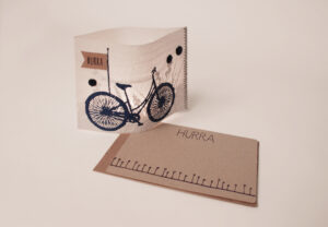 Lichtpost "Hurra" mit Fahrrad von Good-Old-Friends