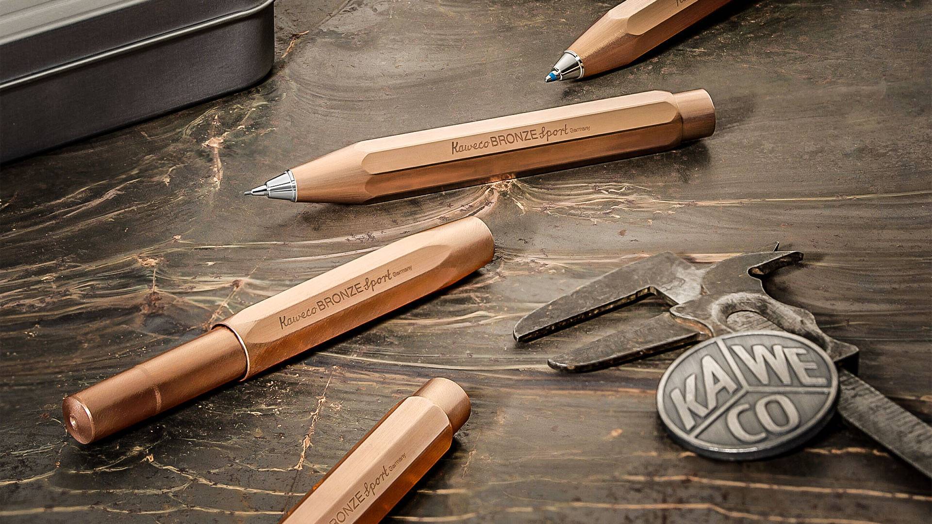 Die Serie Bronze Sport von Kaweco ist erhältlich in den Schreibsystemen Druckbleistift, Füllfederhalter, Kugelschreiber und Rollerball.
